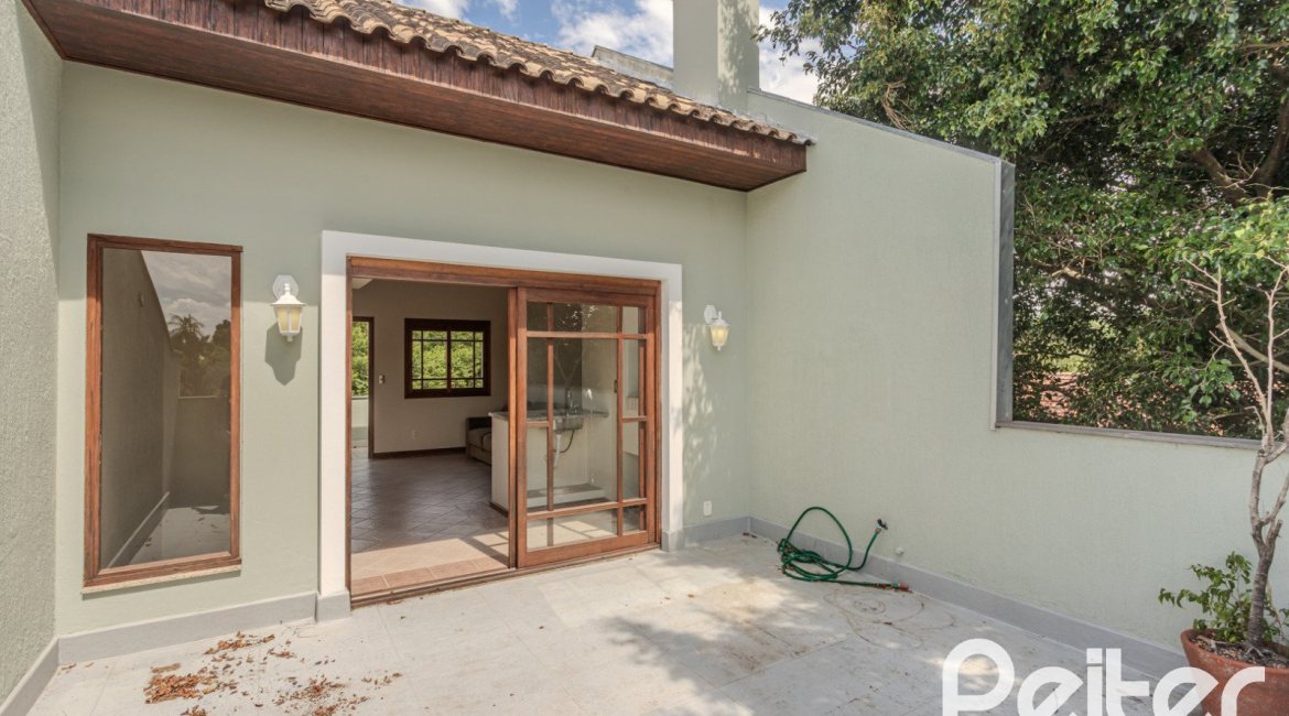 Casa à venda com 158m², 3 dormitórios, 1 suíte, 2 vagas, no bairro Tristeza em Porto Alegre