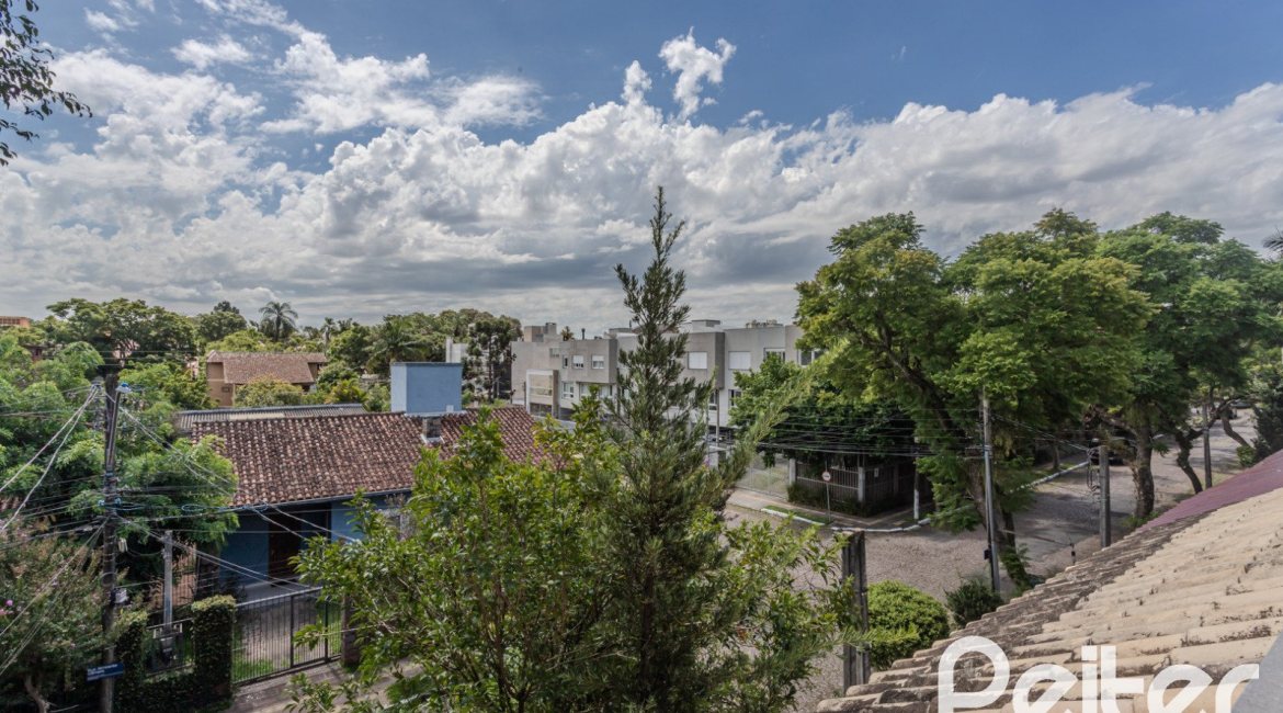 Casa à venda com 158m², 3 dormitórios, 1 suíte, 2 vagas, no bairro Tristeza em Porto Alegre