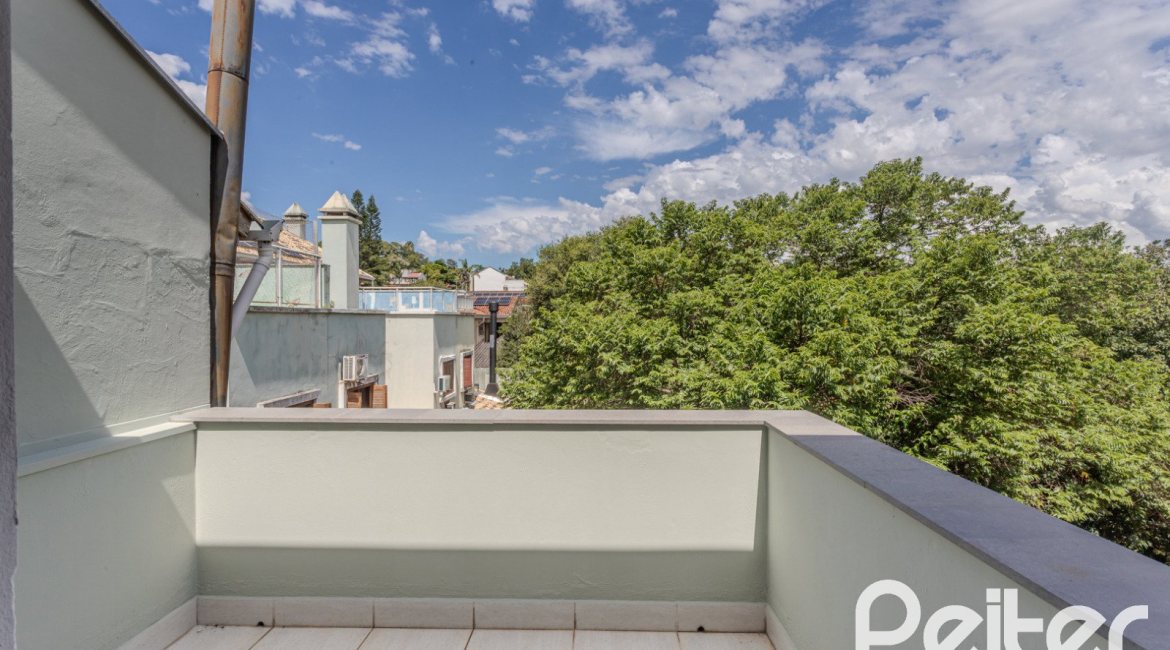 Casa à venda com 158m², 3 dormitórios, 1 suíte, 2 vagas, no bairro Tristeza em Porto Alegre