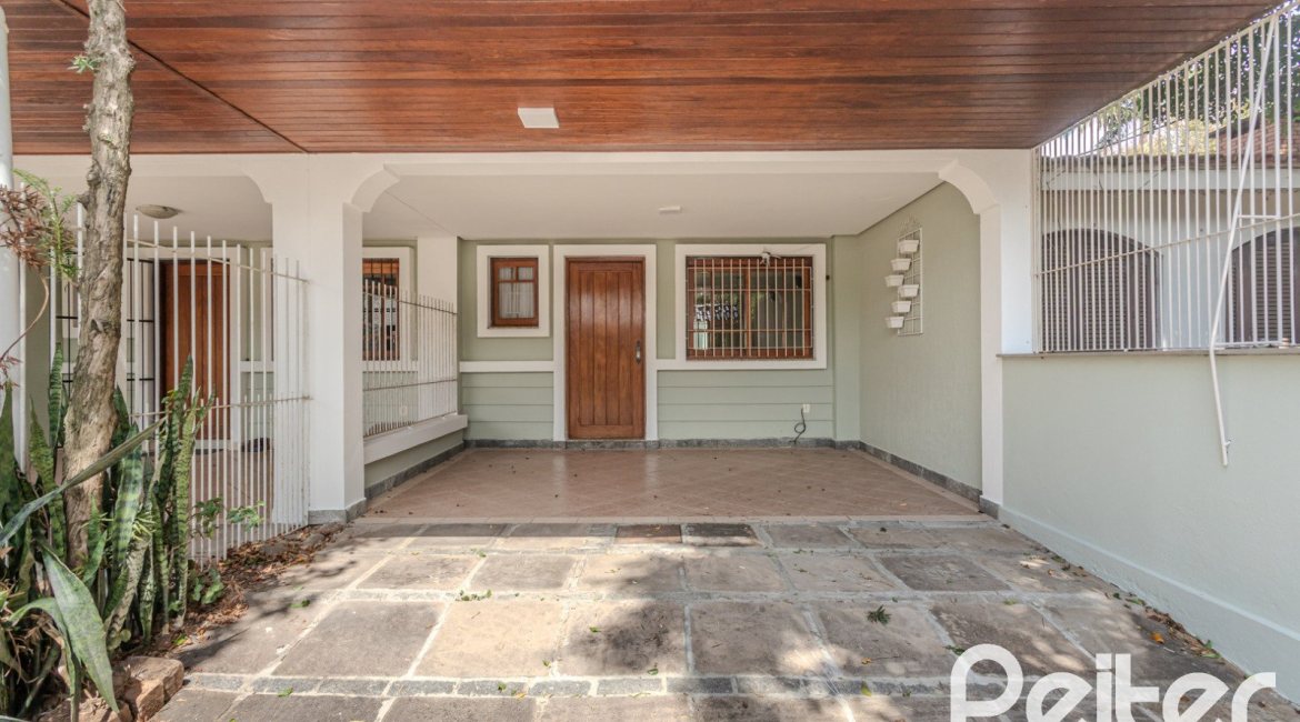 Casa à venda com 158m², 3 dormitórios, 1 suíte, 2 vagas, no bairro Tristeza em Porto Alegre