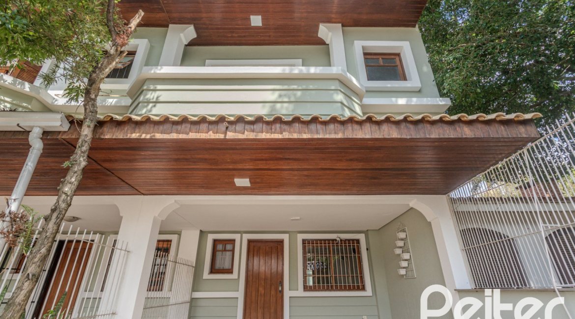 Casa à venda com 158m², 3 dormitórios, 1 suíte, 2 vagas, no bairro Tristeza em Porto Alegre