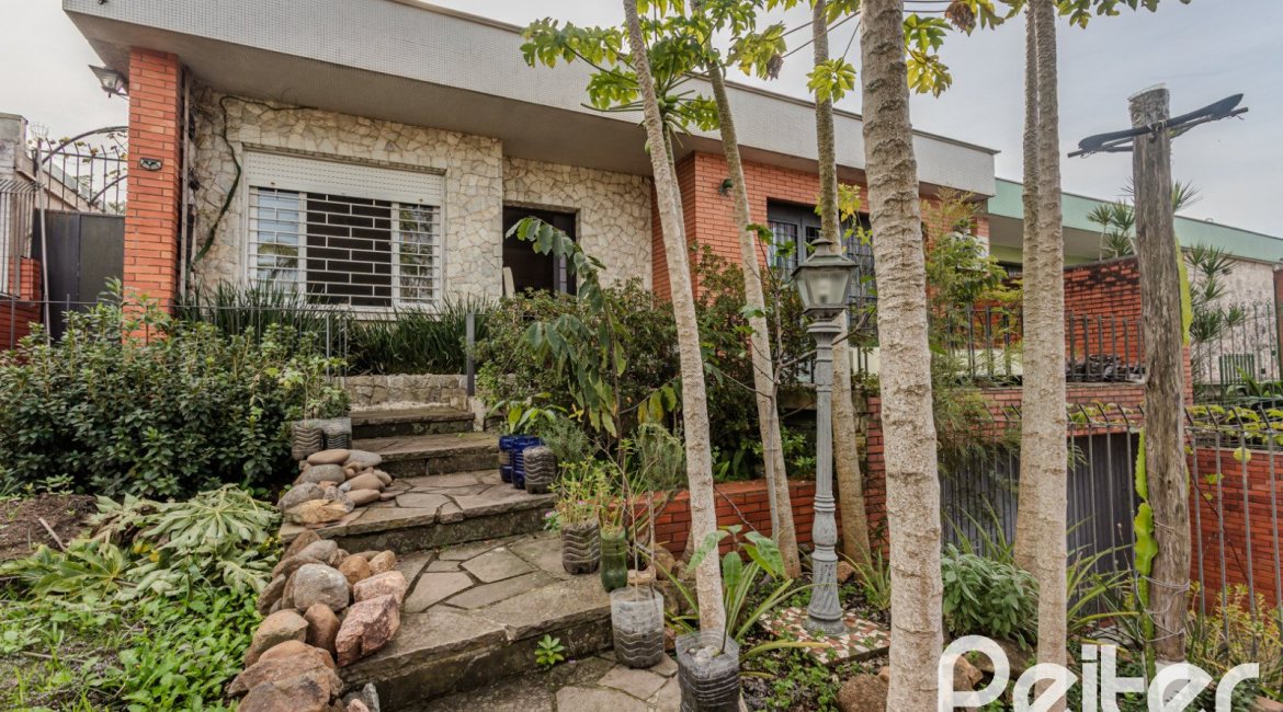 Casa à venda com 235m², 3 dormitórios, 1 suíte, 2 vagas, no bairro Vila Assunção em Porto Alegre