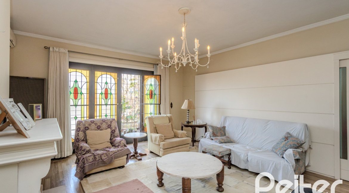 Casa à venda com 235m², 3 dormitórios, 1 suíte, 2 vagas, no bairro Vila Assunção em Porto Alegre