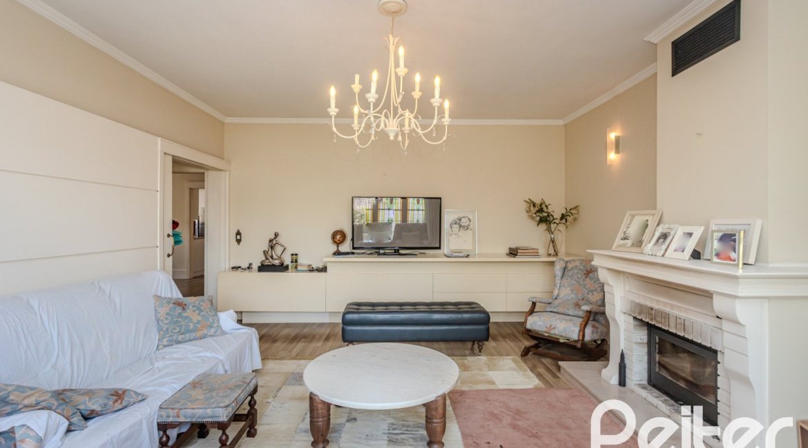 Casa à venda com 235m², 3 dormitórios, 1 suíte, 2 vagas, no bairro Vila Assunção em Porto Alegre