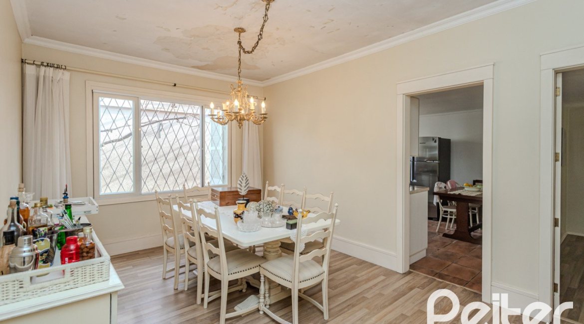 Casa à venda com 235m², 3 dormitórios, 1 suíte, 2 vagas, no bairro Vila Assunção em Porto Alegre