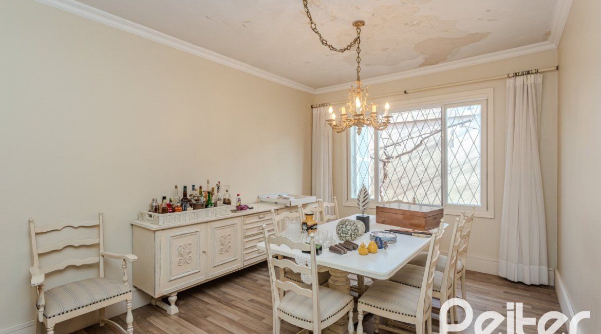 Casa à venda com 235m², 3 dormitórios, 1 suíte, 2 vagas, no bairro Vila Assunção em Porto Alegre