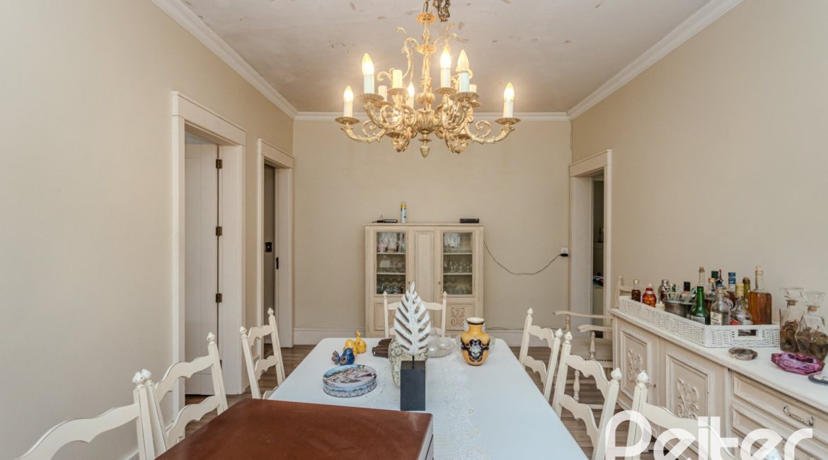 Casa à venda com 235m², 3 dormitórios, 1 suíte, 2 vagas, no bairro Vila Assunção em Porto Alegre