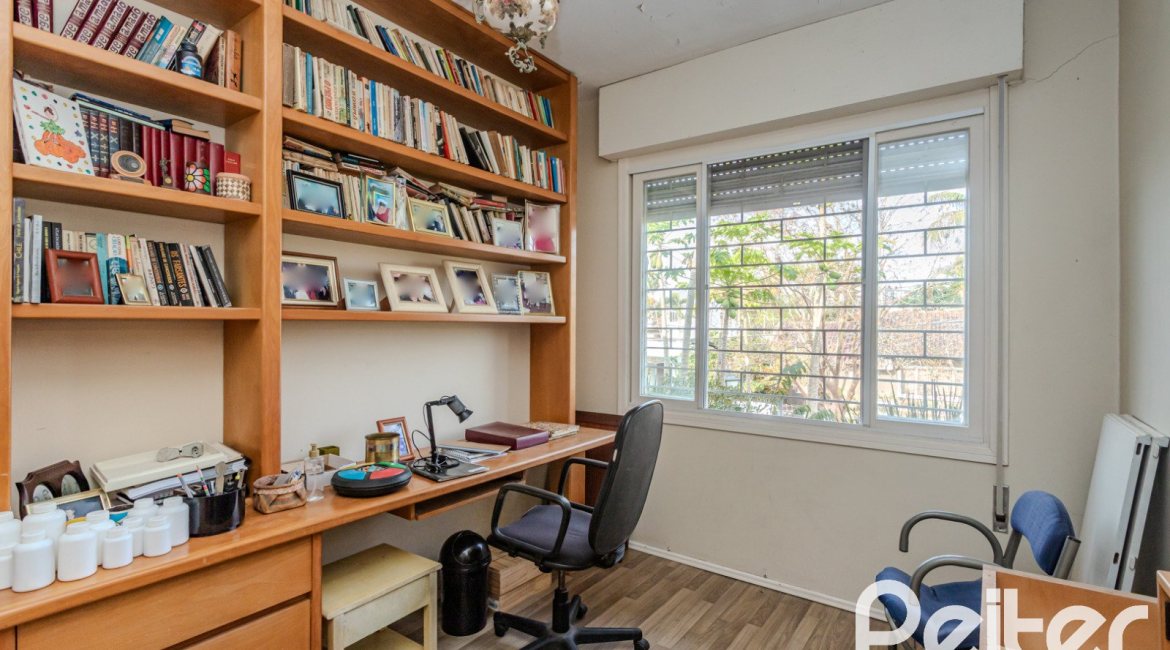Casa à venda com 235m², 3 dormitórios, 1 suíte, 2 vagas, no bairro Vila Assunção em Porto Alegre