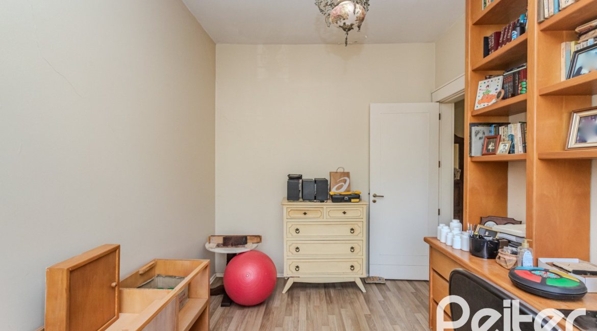 Casa à venda com 235m², 3 dormitórios, 1 suíte, 2 vagas, no bairro Vila Assunção em Porto Alegre