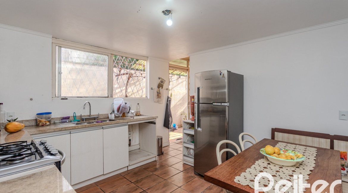 Casa à venda com 235m², 3 dormitórios, 1 suíte, 2 vagas, no bairro Vila Assunção em Porto Alegre