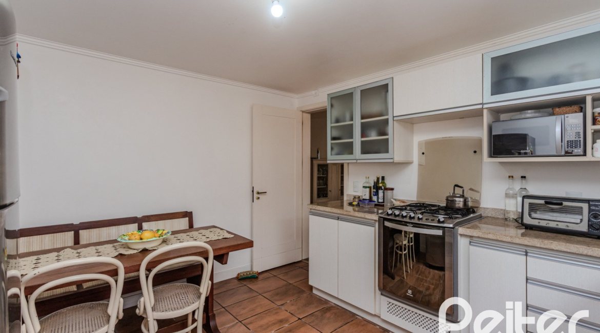 Casa à venda com 235m², 3 dormitórios, 1 suíte, 2 vagas, no bairro Vila Assunção em Porto Alegre
