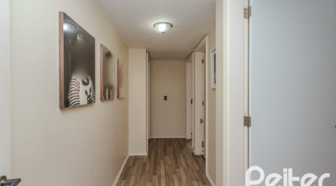Casa à venda com 235m², 3 dormitórios, 1 suíte, 2 vagas, no bairro Vila Assunção em Porto Alegre