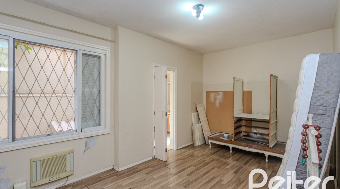Casa à venda com 235m², 3 dormitórios, 1 suíte, 2 vagas, no bairro Vila Assunção em Porto Alegre