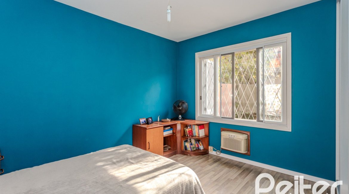 Casa à venda com 235m², 3 dormitórios, 1 suíte, 2 vagas, no bairro Vila Assunção em Porto Alegre