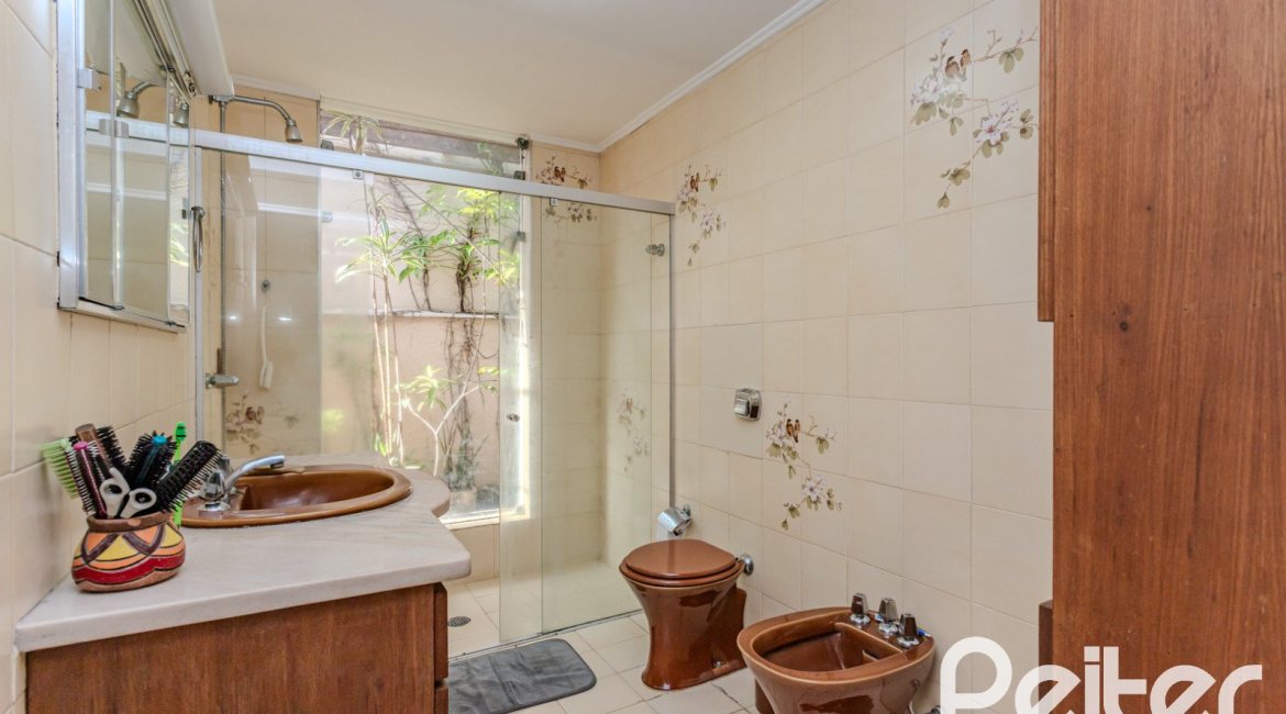 Casa à venda com 235m², 3 dormitórios, 1 suíte, 2 vagas, no bairro Vila Assunção em Porto Alegre