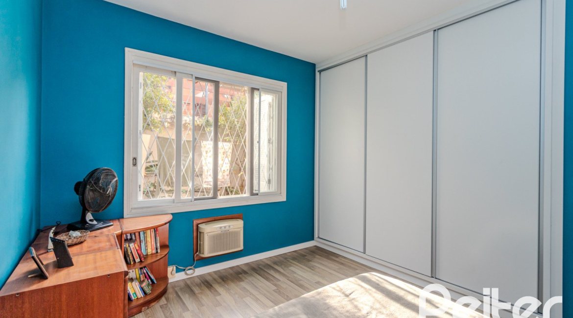 Casa à venda com 235m², 3 dormitórios, 1 suíte, 2 vagas, no bairro Vila Assunção em Porto Alegre