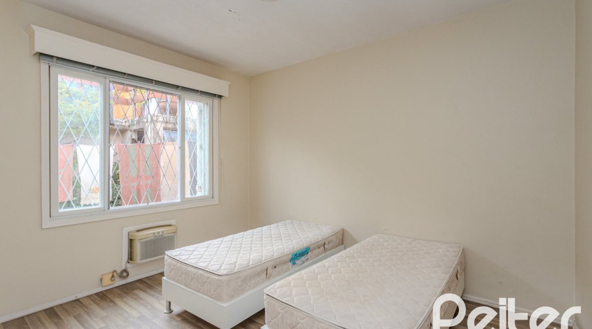 Casa à venda com 235m², 3 dormitórios, 1 suíte, 2 vagas, no bairro Vila Assunção em Porto Alegre