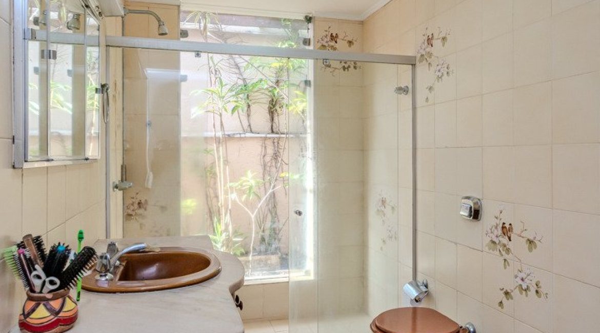 Casa à venda com 235m², 3 dormitórios, 1 suíte, 2 vagas, no bairro Vila Assunção em Porto Alegre