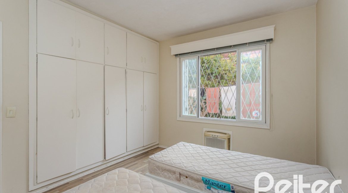 Casa à venda com 235m², 3 dormitórios, 1 suíte, 2 vagas, no bairro Vila Assunção em Porto Alegre