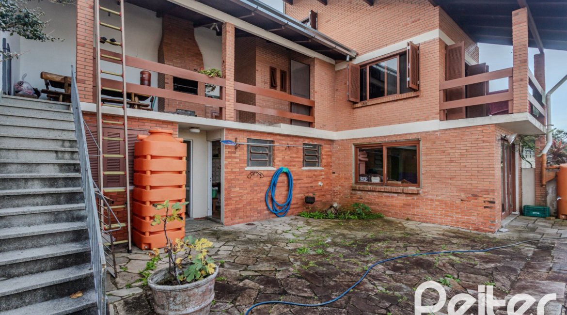 Casa à venda com 235m², 3 dormitórios, 1 suíte, 2 vagas, no bairro Vila Assunção em Porto Alegre