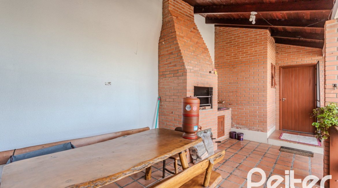 Casa à venda com 235m², 3 dormitórios, 1 suíte, 2 vagas, no bairro Vila Assunção em Porto Alegre