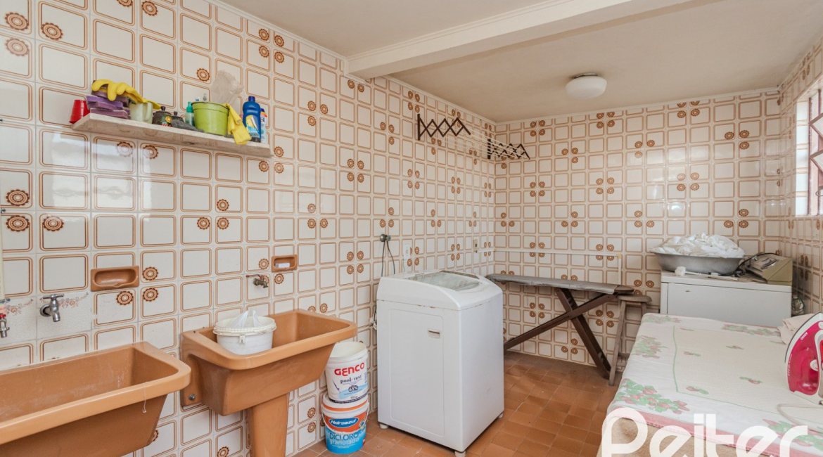 Casa à venda com 235m², 3 dormitórios, 1 suíte, 2 vagas, no bairro Vila Assunção em Porto Alegre