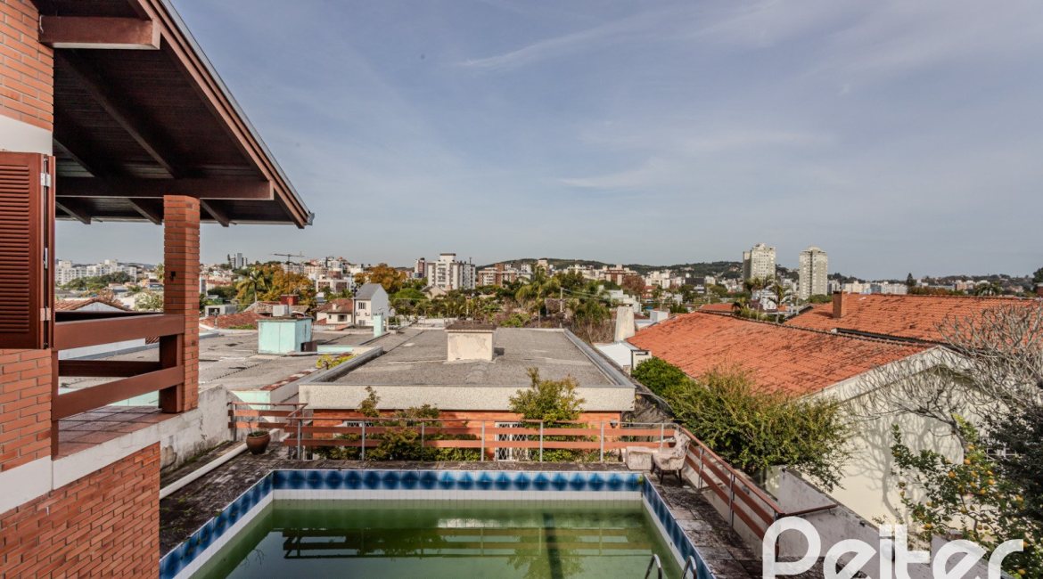 Casa à venda com 235m², 3 dormitórios, 1 suíte, 2 vagas, no bairro Vila Assunção em Porto Alegre