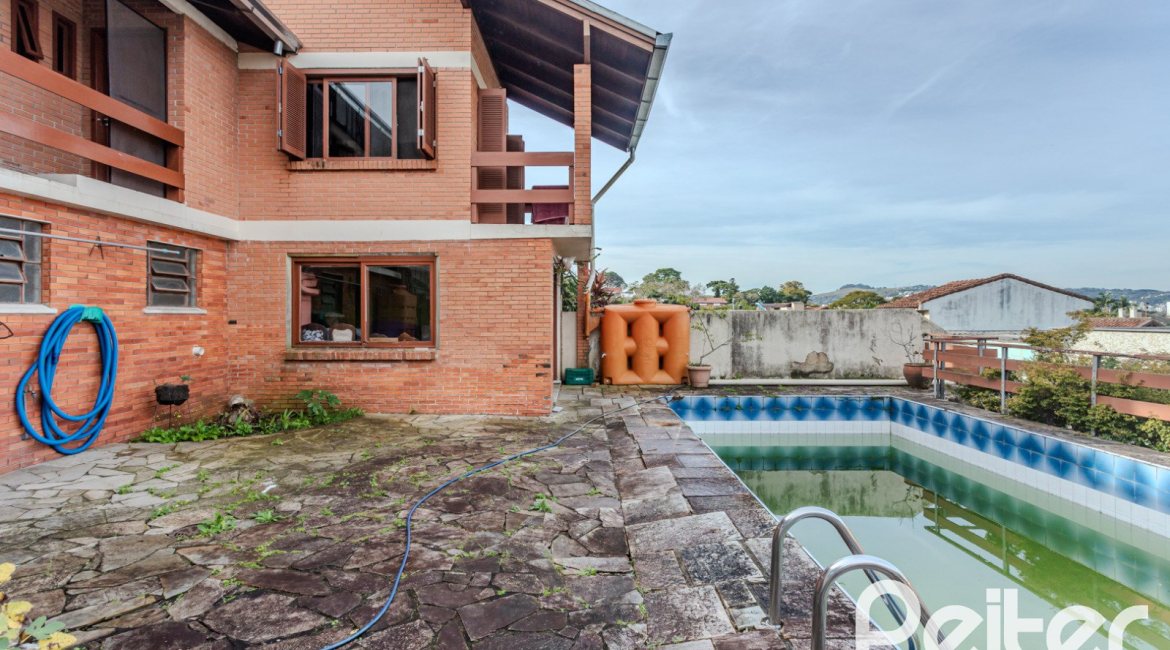 Casa à venda com 235m², 3 dormitórios, 1 suíte, 2 vagas, no bairro Vila Assunção em Porto Alegre