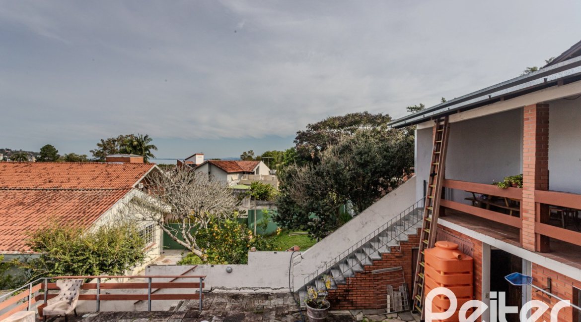 Casa à venda com 235m², 3 dormitórios, 1 suíte, 2 vagas, no bairro Vila Assunção em Porto Alegre