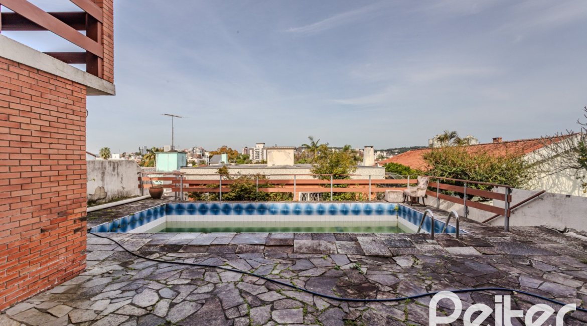 Casa à venda com 235m², 3 dormitórios, 1 suíte, 2 vagas, no bairro Vila Assunção em Porto Alegre