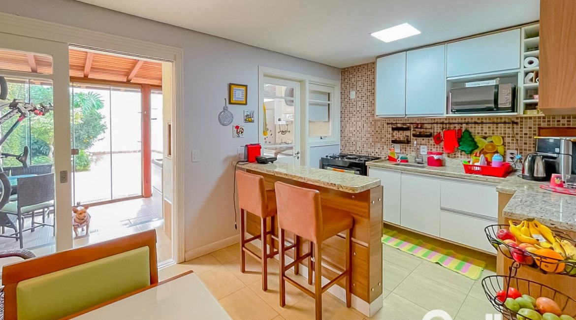 Casa à venda com 184m², 4 dormitórios, 1 suíte, 2 vagas, no bairro Ipanema em Porto Alegre