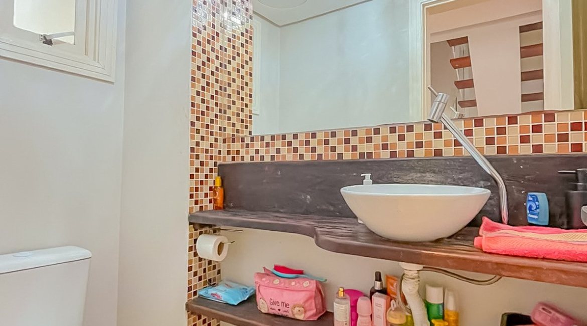 Casa à venda com 184m², 4 dormitórios, 1 suíte, 2 vagas, no bairro Ipanema em Porto Alegre