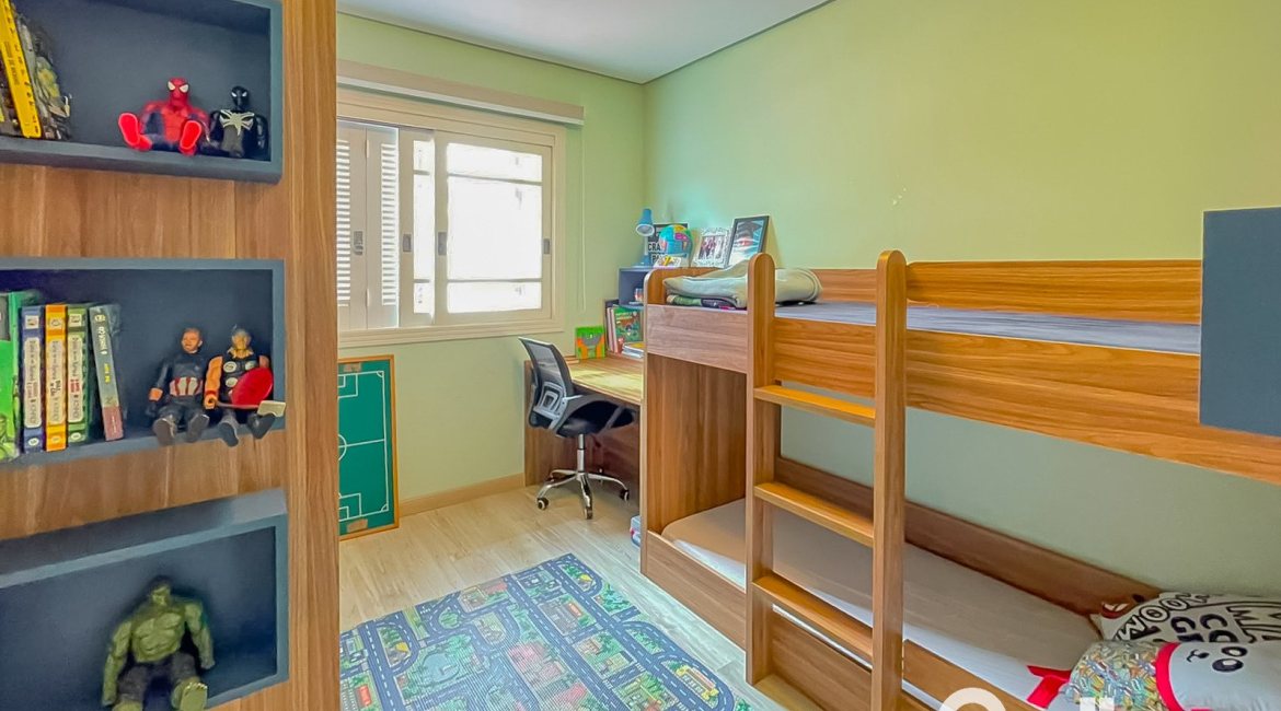 Casa à venda com 184m², 4 dormitórios, 1 suíte, 2 vagas, no bairro Ipanema em Porto Alegre