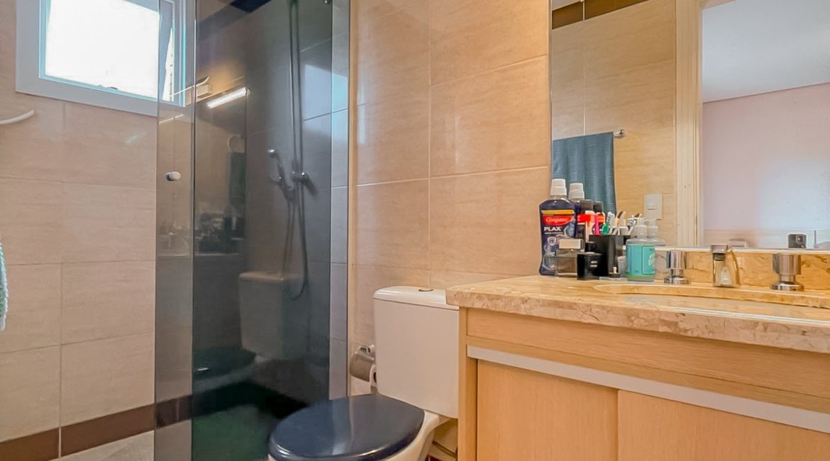 Casa à venda com 184m², 4 dormitórios, 1 suíte, 2 vagas, no bairro Ipanema em Porto Alegre