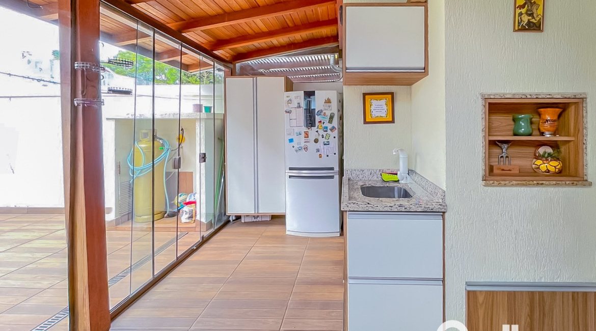 Casa à venda com 184m², 4 dormitórios, 1 suíte, 2 vagas, no bairro Ipanema em Porto Alegre
