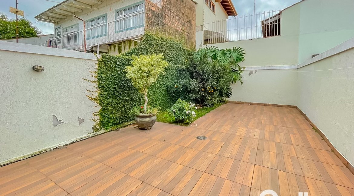 Casa à venda com 184m², 4 dormitórios, 1 suíte, 2 vagas, no bairro Ipanema em Porto Alegre