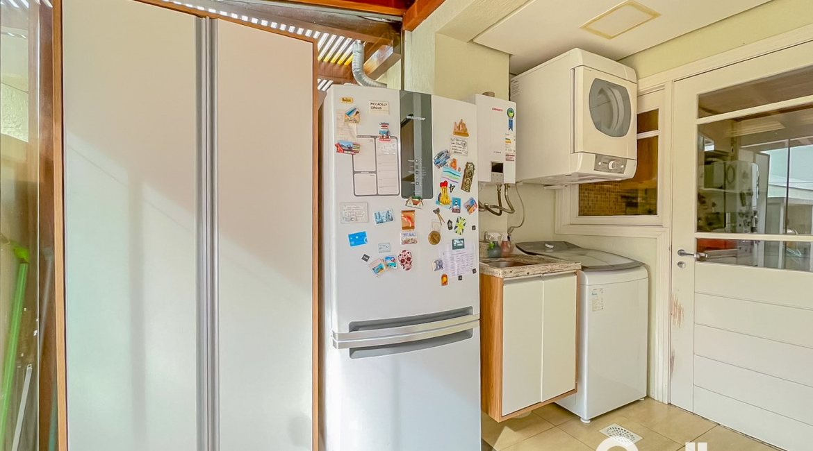 Casa à venda com 184m², 4 dormitórios, 1 suíte, 2 vagas, no bairro Ipanema em Porto Alegre
