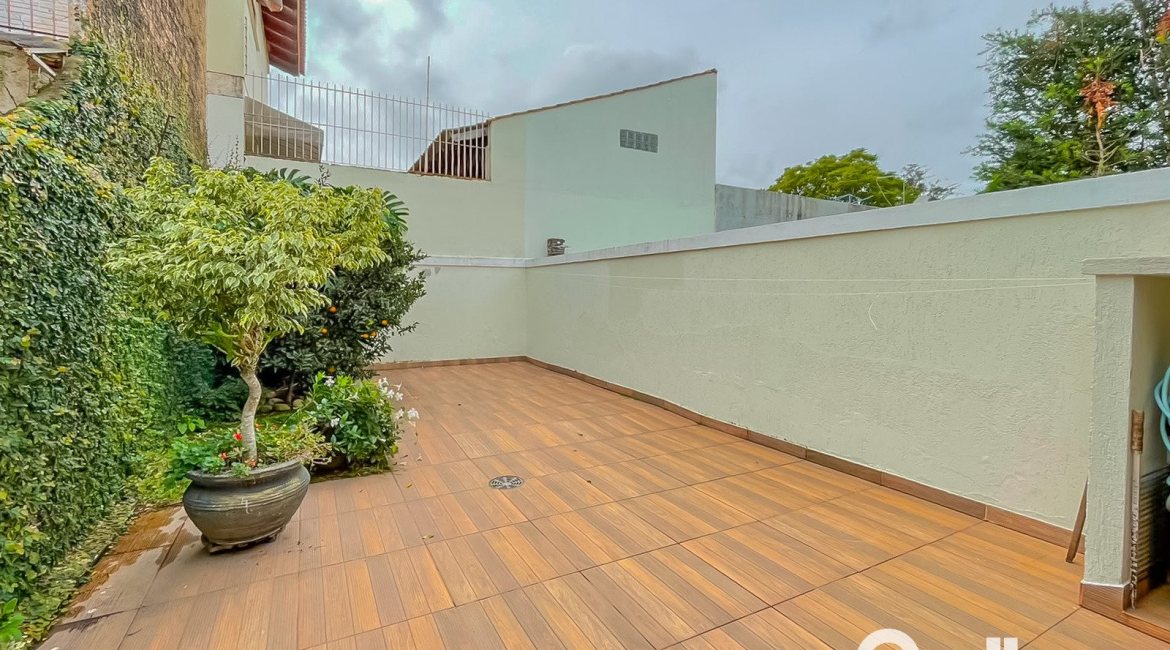 Casa à venda com 184m², 4 dormitórios, 1 suíte, 2 vagas, no bairro Ipanema em Porto Alegre