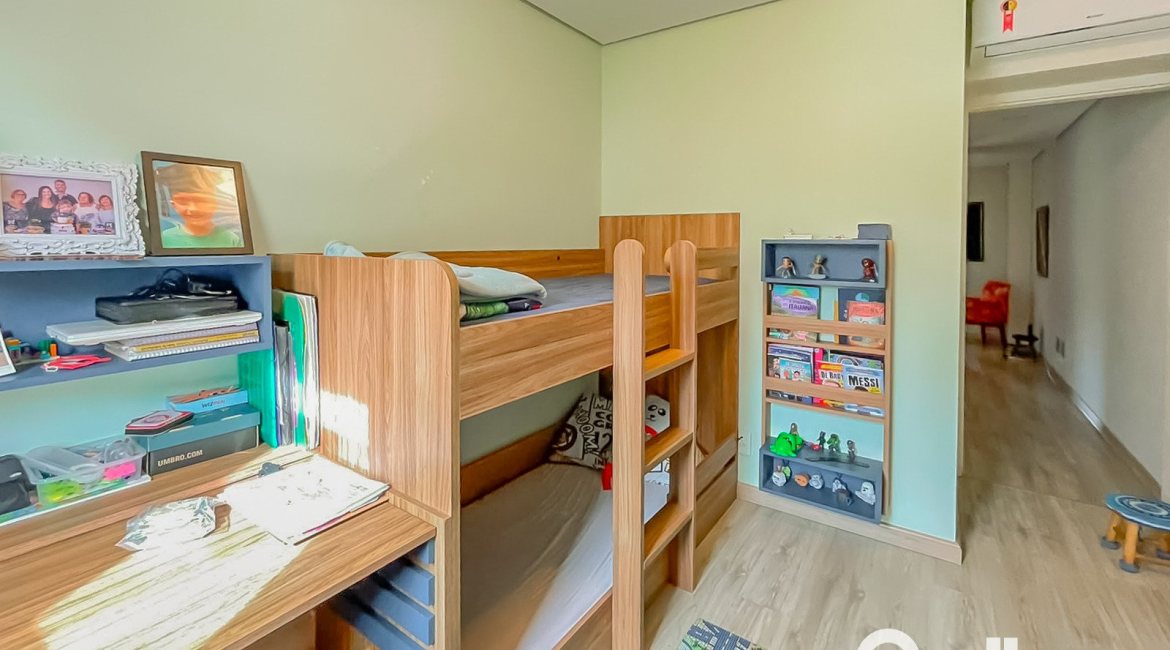 Casa à venda com 184m², 4 dormitórios, 1 suíte, 2 vagas, no bairro Ipanema em Porto Alegre