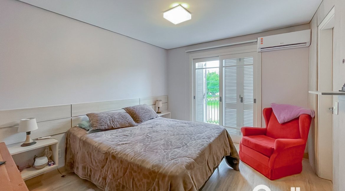 Casa à venda com 184m², 4 dormitórios, 1 suíte, 2 vagas, no bairro Ipanema em Porto Alegre