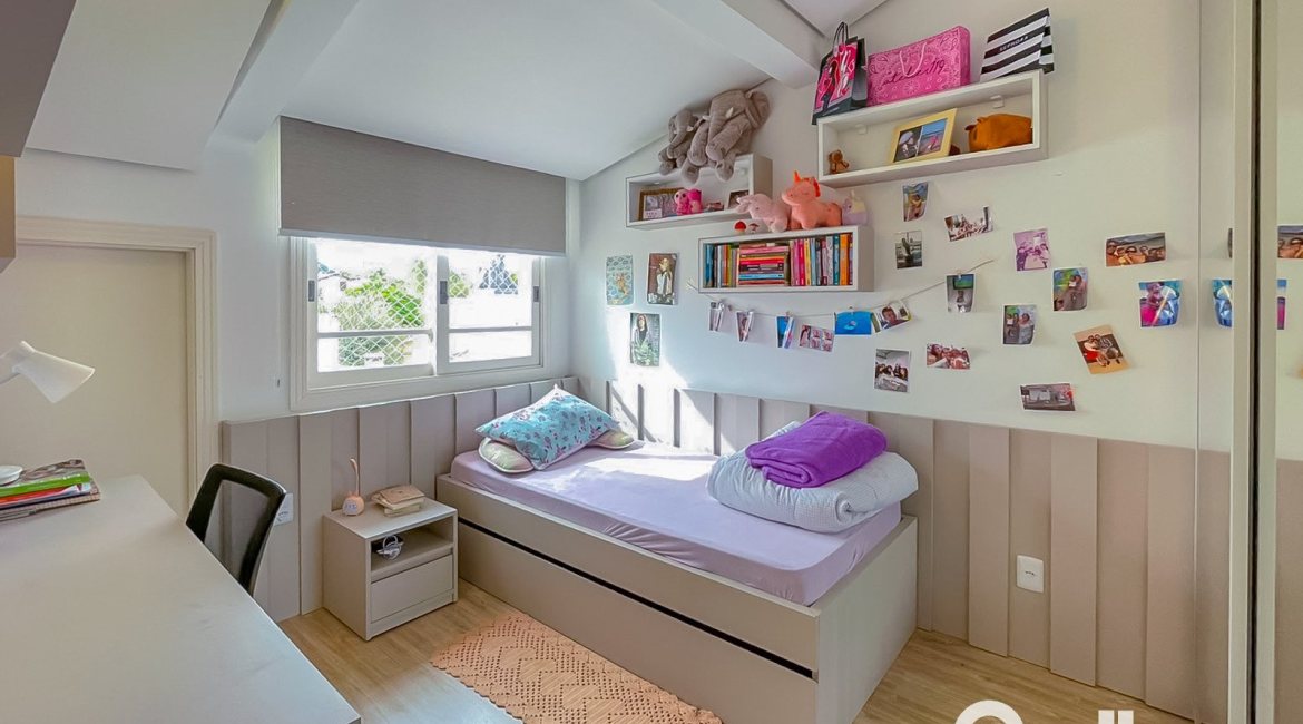 Casa à venda com 184m², 4 dormitórios, 1 suíte, 2 vagas, no bairro Ipanema em Porto Alegre