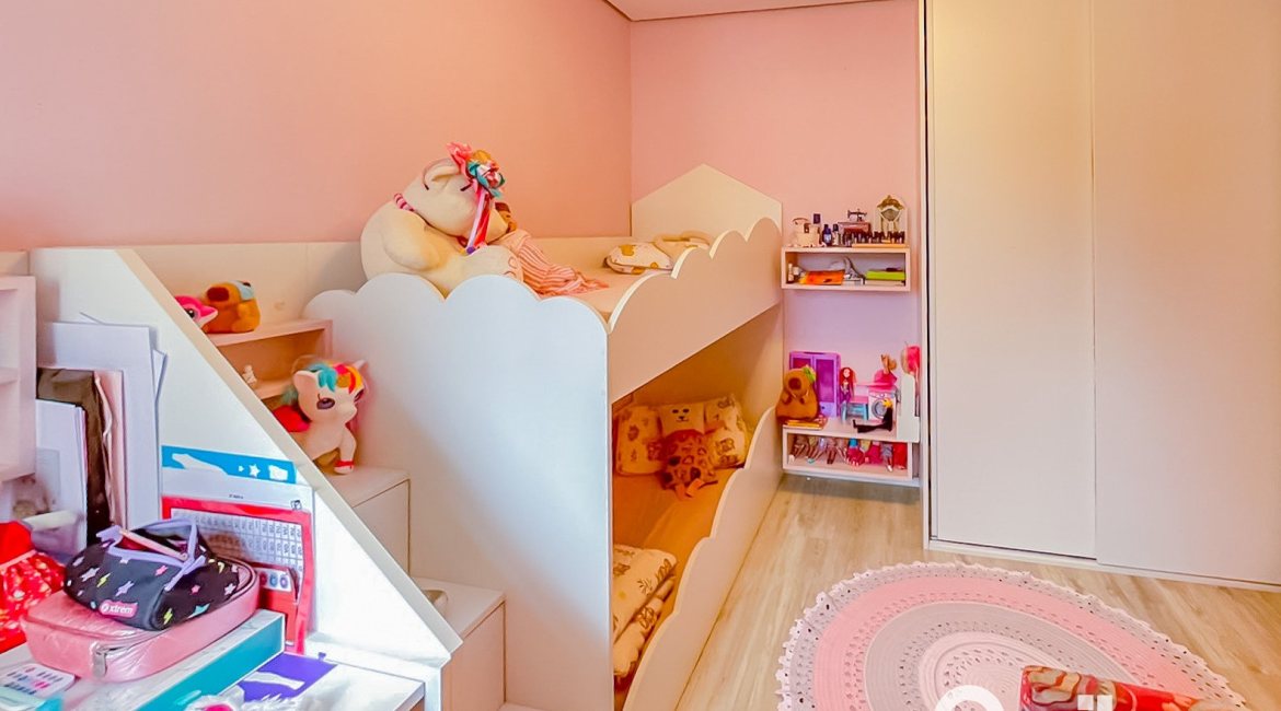 Casa à venda com 184m², 4 dormitórios, 1 suíte, 2 vagas, no bairro Ipanema em Porto Alegre