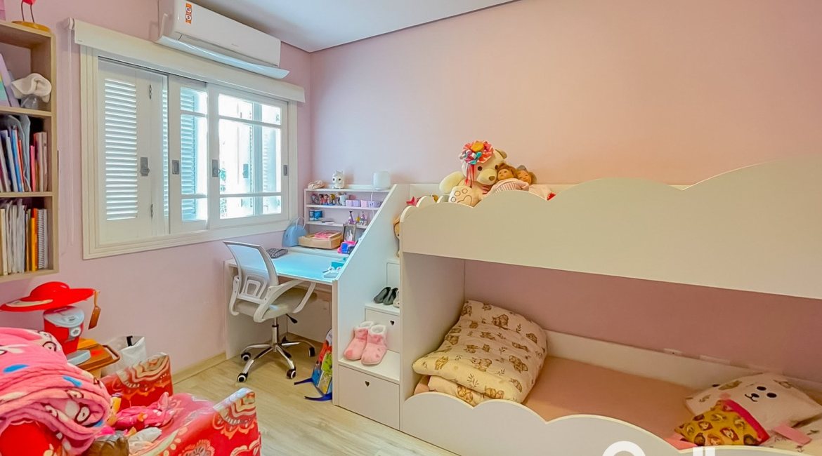 Casa à venda com 184m², 4 dormitórios, 1 suíte, 2 vagas, no bairro Ipanema em Porto Alegre