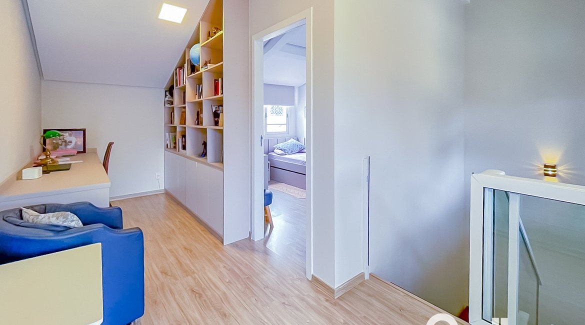 Casa à venda com 184m², 4 dormitórios, 1 suíte, 2 vagas, no bairro Ipanema em Porto Alegre