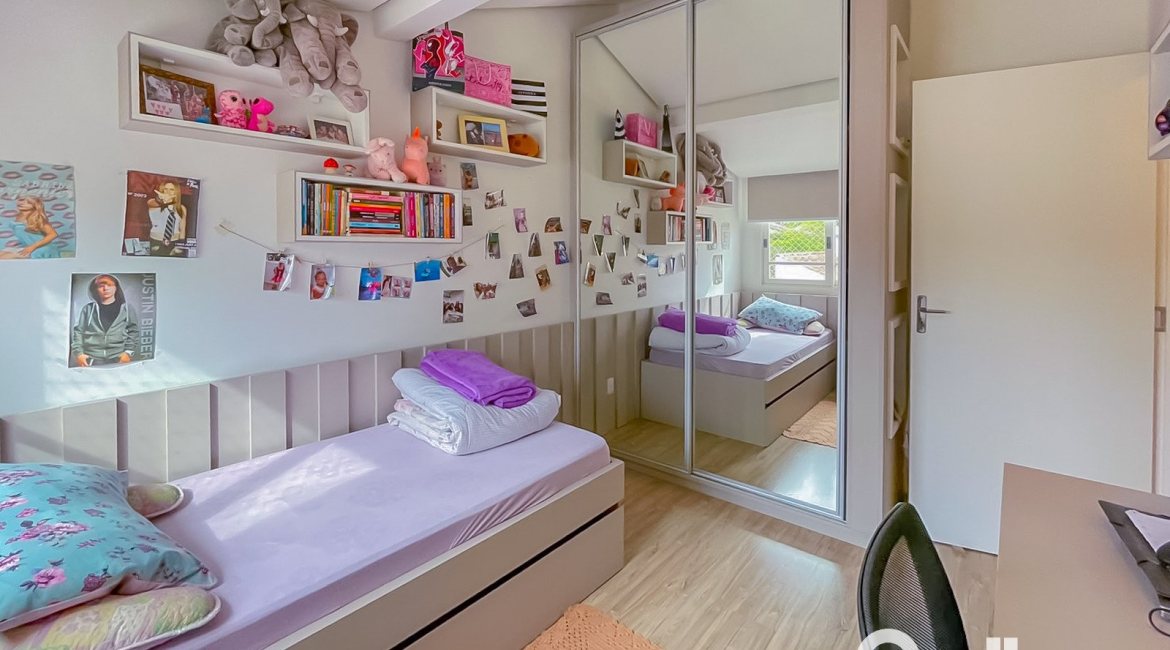 Casa à venda com 184m², 4 dormitórios, 1 suíte, 2 vagas, no bairro Ipanema em Porto Alegre