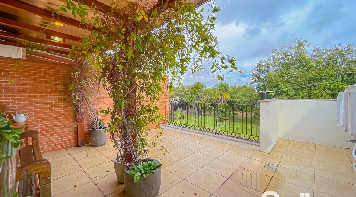 Casa à venda com 184m², 4 dormitórios, 1 suíte, 2 vagas, no bairro Ipanema em Porto Alegre
