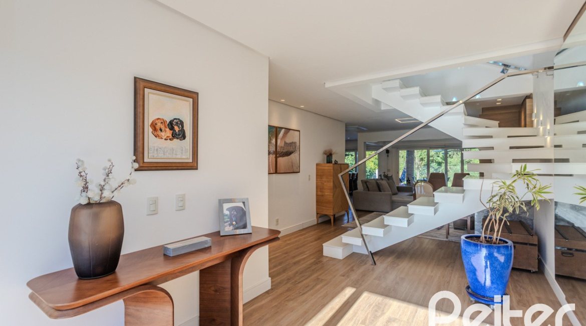 Casa em Condomínio à venda com 216m², 3 dormitórios, 1 suíte, 6 vagas, no bairro Terra Ville em PORTO ALEGRE