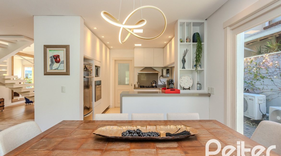Casa em Condomínio à venda com 216m², 3 dormitórios, 1 suíte, 6 vagas, no bairro Terra Ville em PORTO ALEGRE