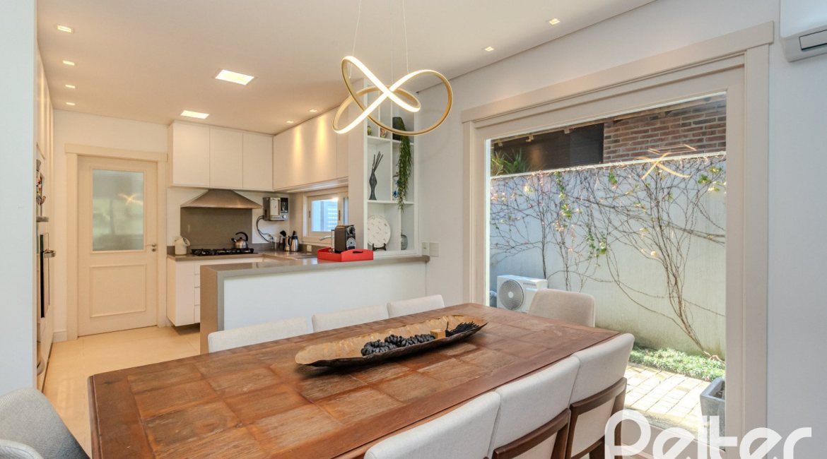 Casa em Condomínio à venda com 216m², 3 dormitórios, 1 suíte, 6 vagas, no bairro Terra Ville em PORTO ALEGRE