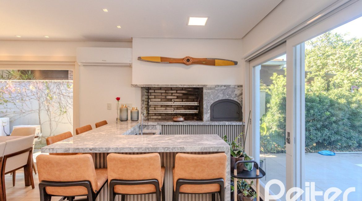 Casa em Condomínio à venda com 216m², 3 dormitórios, 1 suíte, 6 vagas, no bairro Terra Ville em PORTO ALEGRE